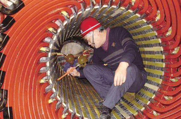 西安泰富西瑪電機吳高治、劉長安、張衛(wèi)華榮獲西安市勞動模范榮譽稱號。