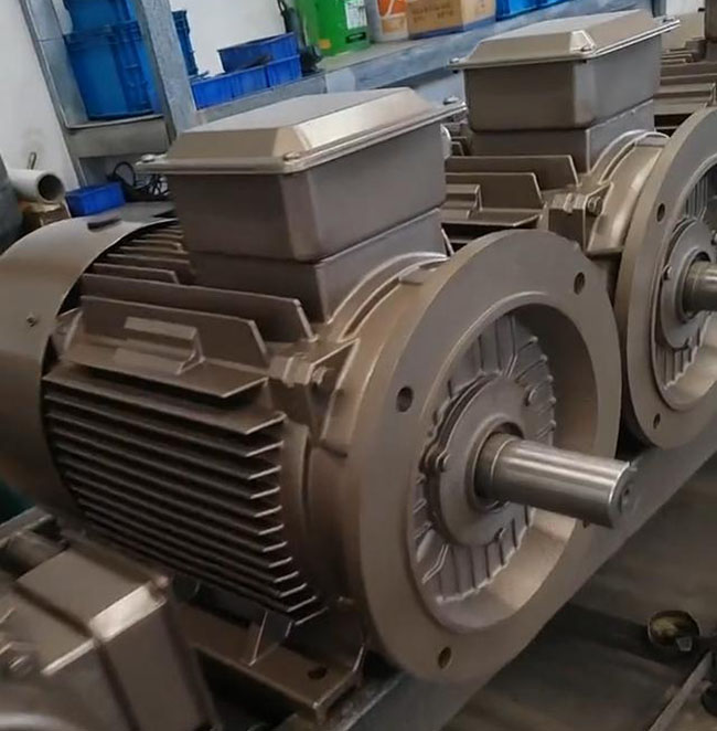 圖為西安泰富西瑪電機生產(chǎn)的YR系列繞線型三相異步電機照片